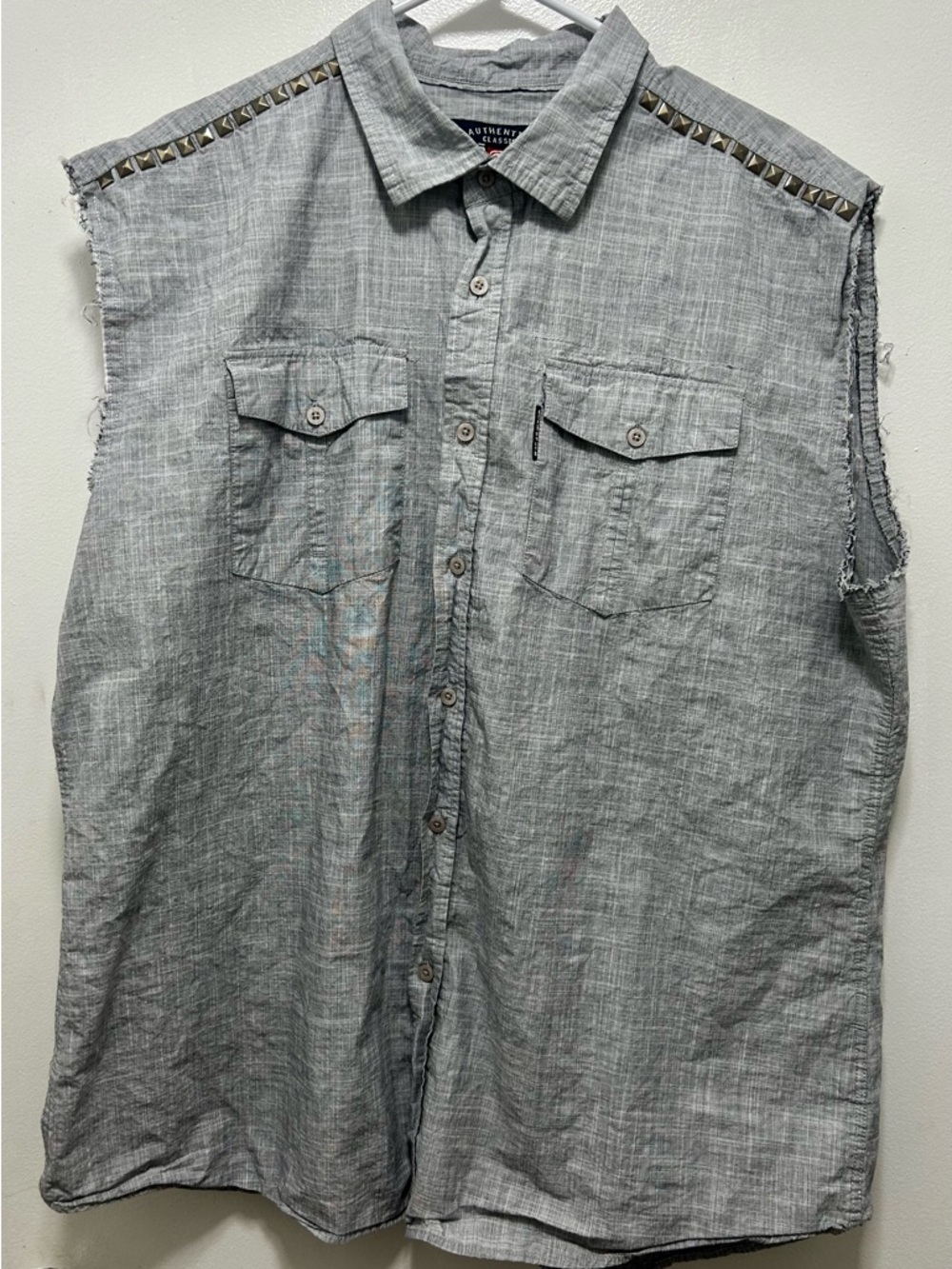 Ecko Unlimited Men's Sleeveless Button-Down Shirt in Gray with Stud Trim